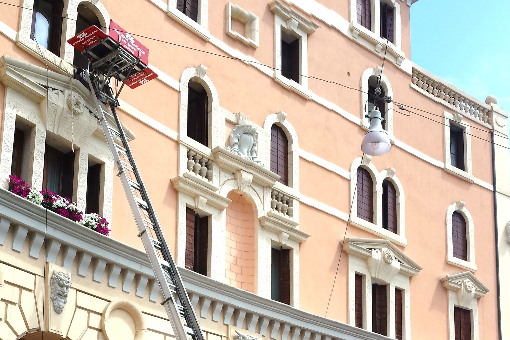 Trasloco con elevatore a Padova - Balcone Trasloco con elevatore a Padova - Balcone