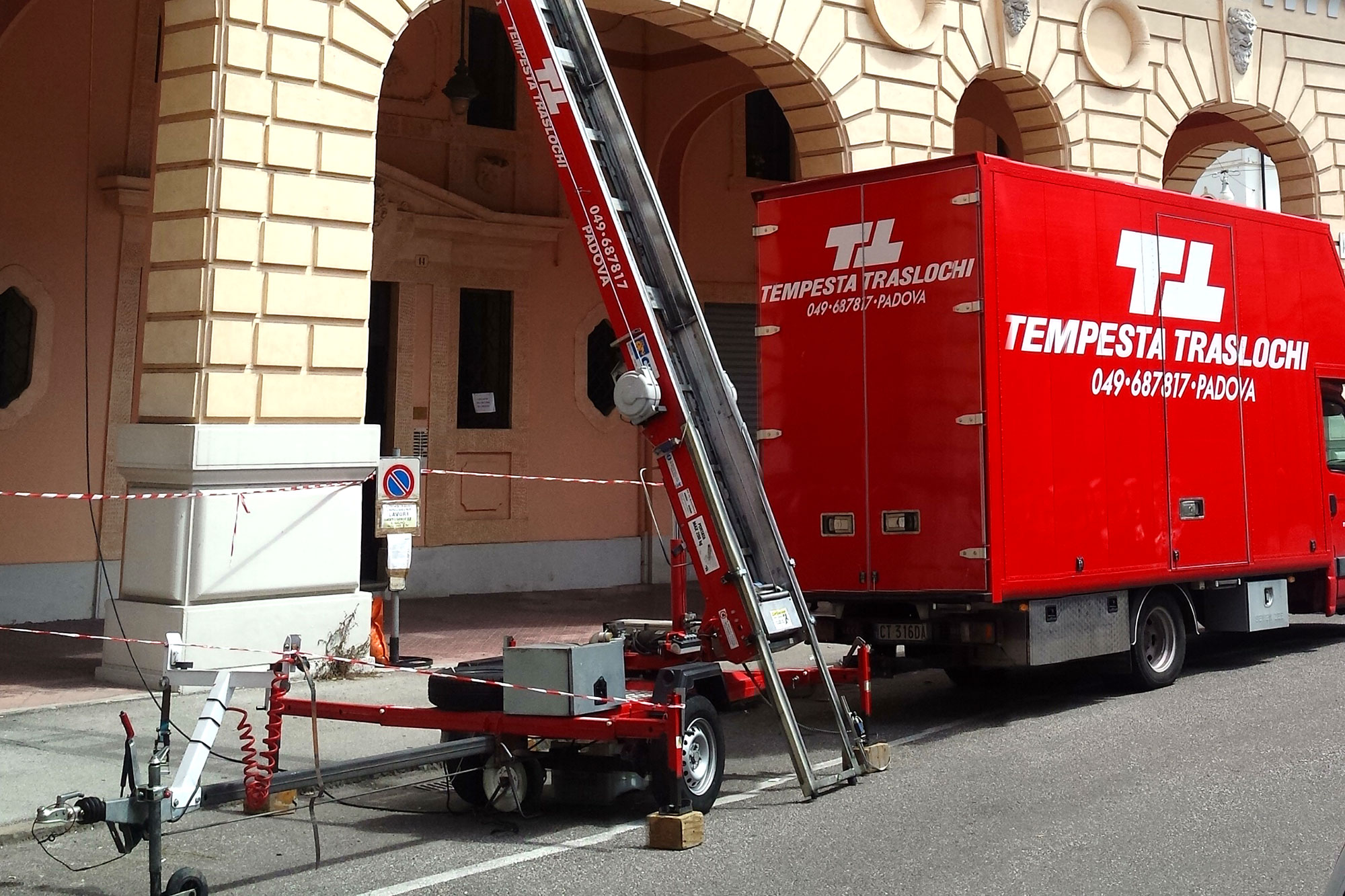 Trasloco con elevatore a Padova - Balcone Trasloco con elevatore a Padova - Balcone