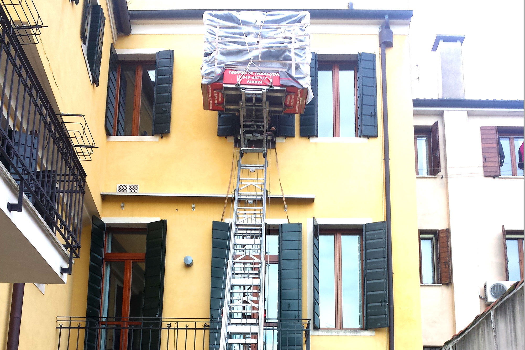 Trasloco con elevatore a Padova - condominio Trasloco con elevatore a Padova - condominio