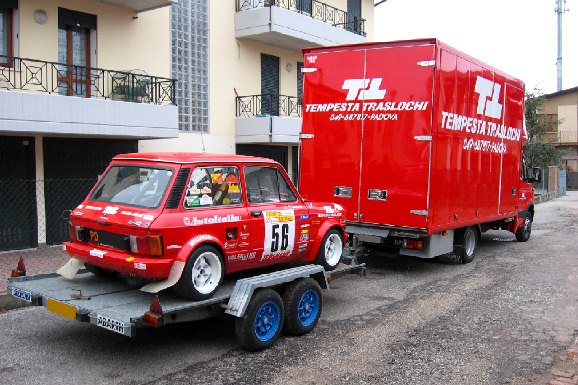 Trasporto con carrello di un'auto da competizione Abarth A112 Rally