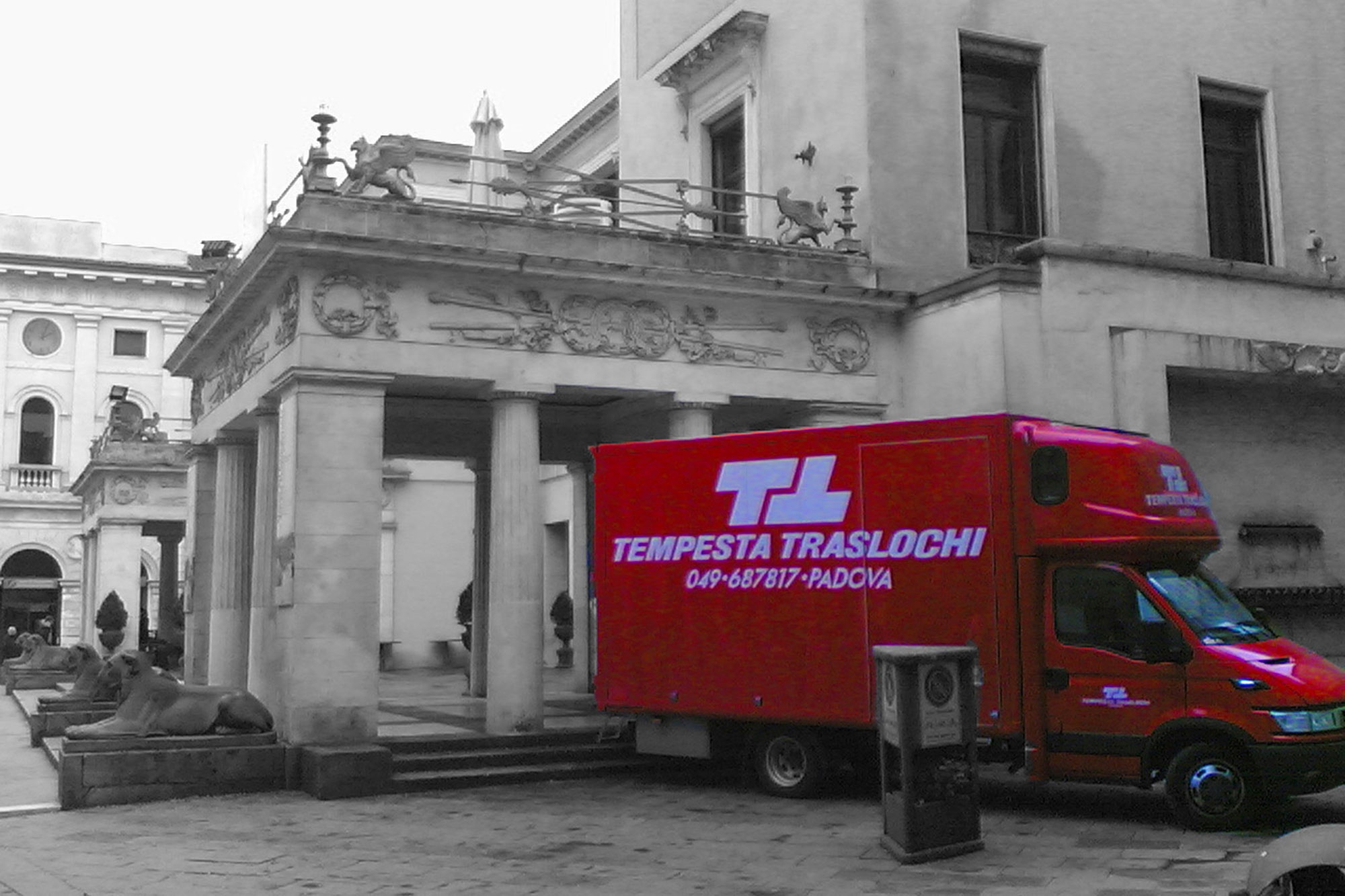 Trasporto di una mostra artistica al Caffè Pedrocchi di Padova Trasporto di una mostra artistica al Caffè Pedrocchi di Padova
