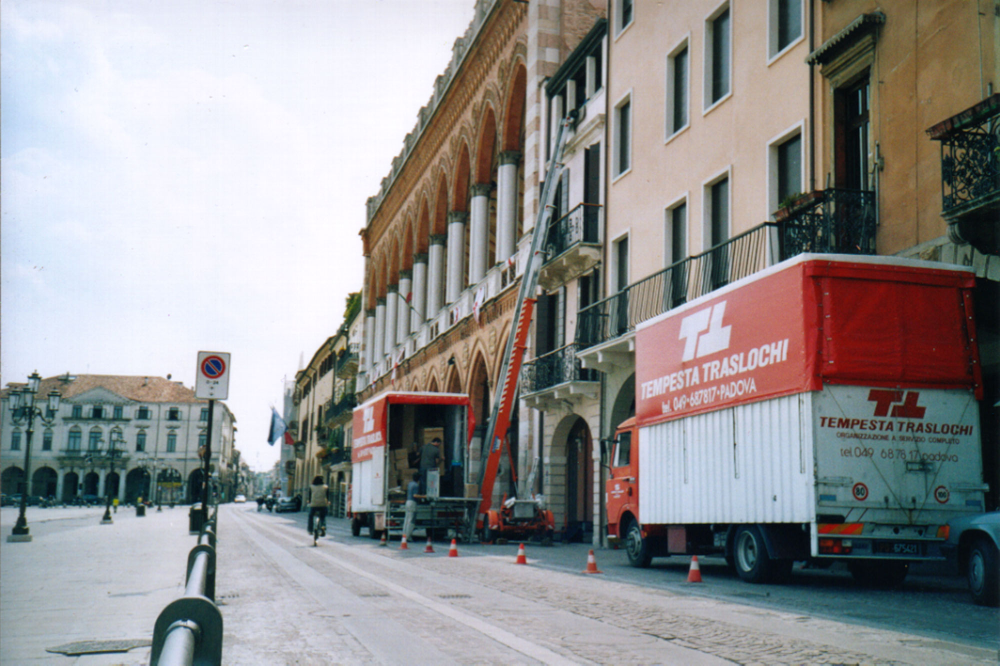 Trasporto di una mostra artistica nella Loggia Amulea in Prato della Valle a Padova Trasporto di una mostra artistica nella Loggia Amulea in Prato della Valle a Padova